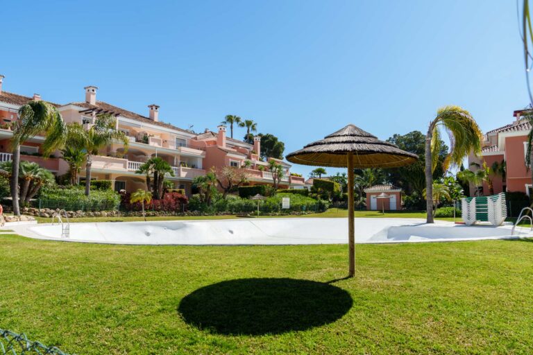 Luxury ground floor apartment with private garden in the New Golden Mile (42)