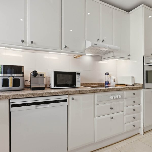 beachfront-ground-floor-apartment-with-for-sale-in-park-beach-estepona (45)
